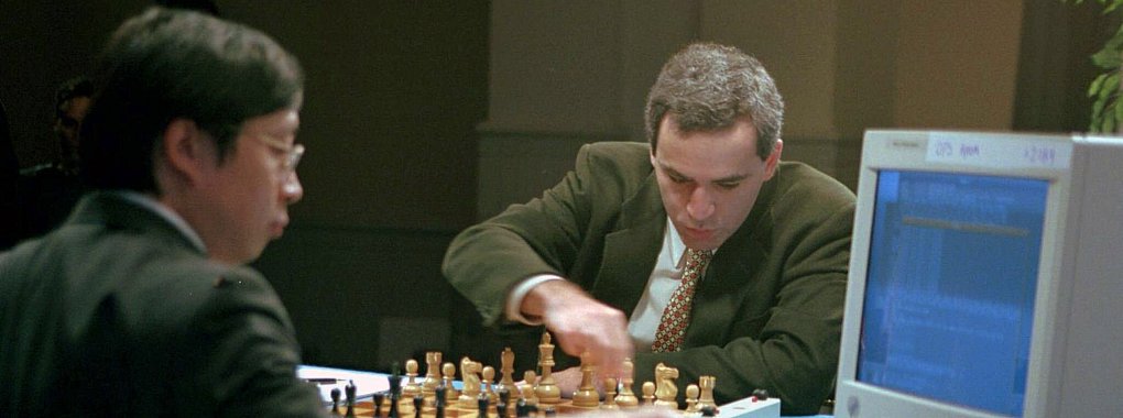 Garri Kasparow (rechts) macht den ersten Zug im letzten Spiel seines sechsteiligen Turniers gegen IBMs Schachcomputer Deep Blue. - &copy; H. Rumph Jr./AP/SIPA/ARTE F/dpa