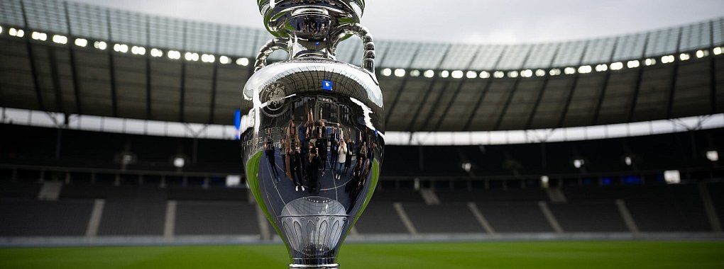 Um diesen Pokal geht es bei der EM, aber auch um viel Geld f&uuml;r die Nationalspieler. - &copy; Sebastian Gollnow/dpa