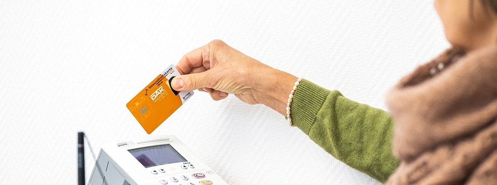 Auch wenn die Beitr&auml;ge weh tun: Bevor man sich die Krankenversicherung spart, fragt man besser beim Anbieter nach M&ouml;glichkeiten f&uuml;r den Wechsel in einen g&uuml;nstigeren Tarif. - &copy; Benjamin Nolte/dpa-tmn/dpa