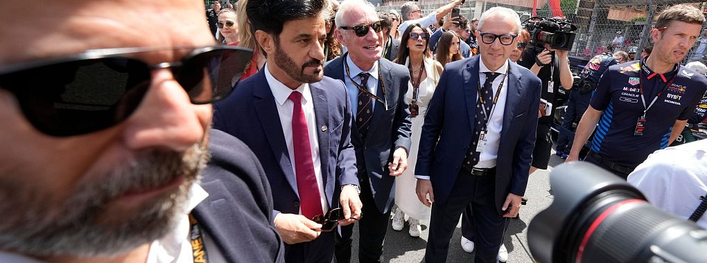 Fia-Boss Mohammed Ben Sulayem (2.v.l) wird von den Fahrern kritisiert. - © Luca Bruno/AP/dpa