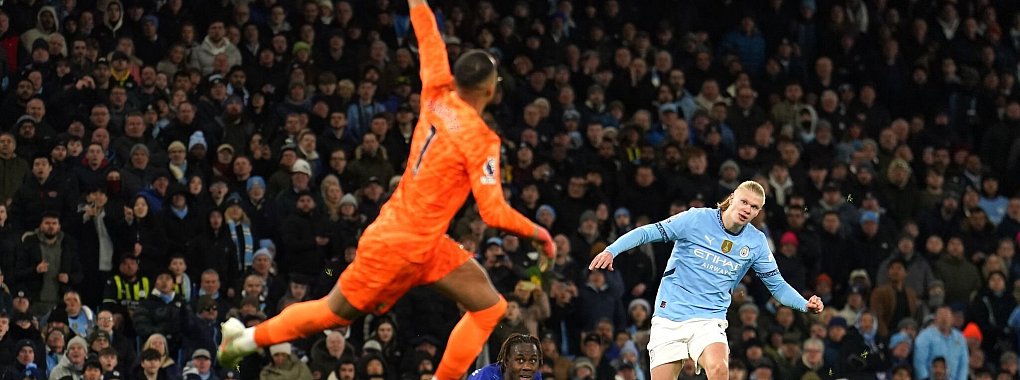 Erling Haaland traf für Manchester City beim Erfolg über Chelsea. - © Martin Rickett/PA Wire/dpa