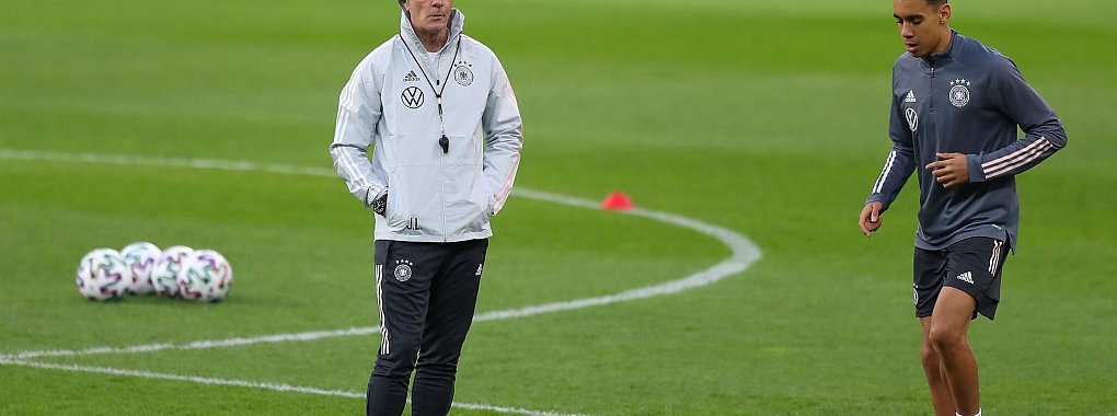 Womöglich würde Jamal Musiala (rechts) ohne Joachim Löw nicht in der Nationalmannschaft spielen. - © Stefan Constantin/dpa