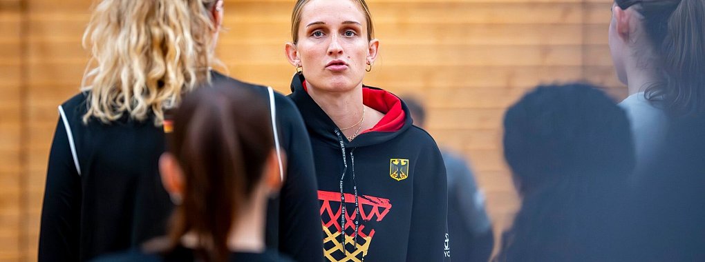 Leonie Fiebich im Kreise der Nationalmannschaft. - © David Inderlied/dpa