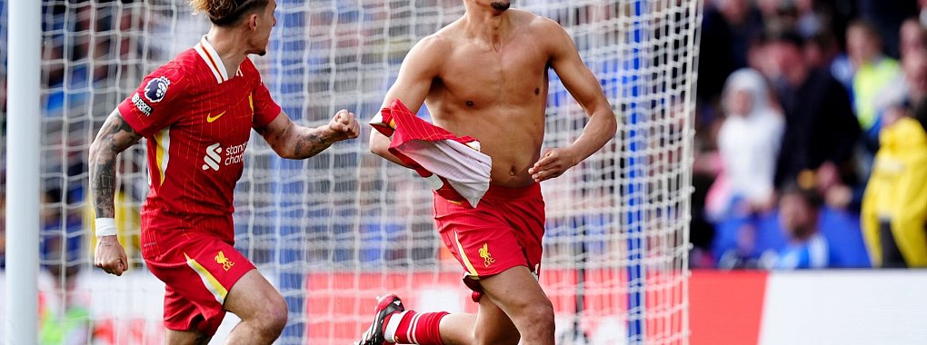 Trent Alexander-Arnold feiert sein Tor zum 1:0 von Liverpool in Leicester. - © Mike Egerton/PA Wire/dpa