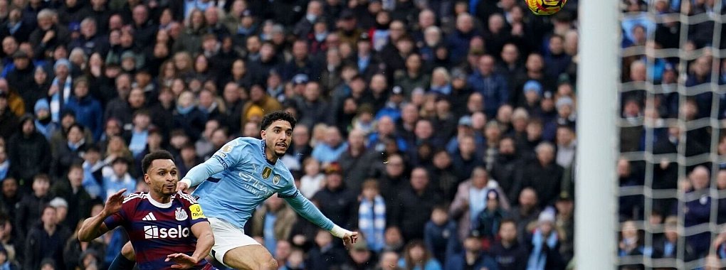 Omar Marmoush (r.) erzielte gegen Newcastle einen Hattrick. - © Martin Rickett/PA/AP/dpa