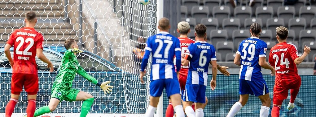 Dawid Kownacki (r) führte Fortuna Düsseldorf zum Sieg in Berlin. - © Andreas Gora/dpa