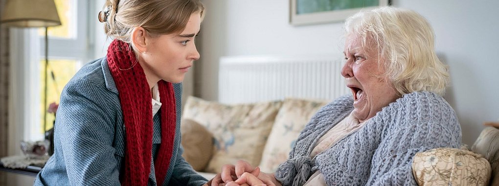 Mia (Milena Tscharntke, li.) hofft von einer Heimbewohnerin Frau Schiller (Monika Barth) mehr zu erfahren. - © Boris Laewen/ARD Degeto/dpa