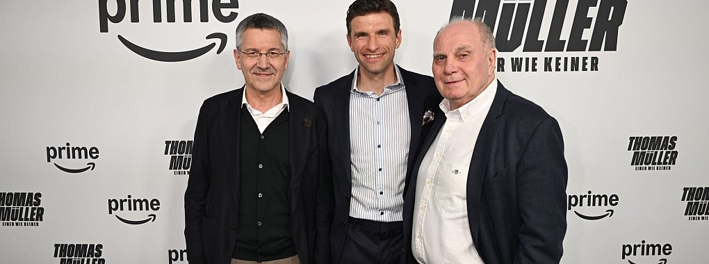 Uli Hoeneß (rechts) hält nichts von einem Thomas Müller (Mitte) auf der Bayern-Ersatzbank. - © Felix Hörhager/dpa