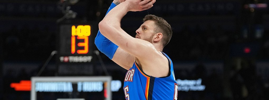 Isaiah Hartenstein rotierte aus der Startaufstellung, holte aber den Sieg mit OKC. - © Kyle Phillips/AP/dpa
