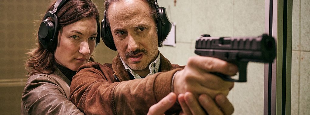 Frederike (Marie Leuenberger) bringt Ferdinand (Michael Ostrowski) das Schie&szlig;en bei. - &copy; Bernd Schuller/BR/ARD Degeto/Hager Moss Film/dpa