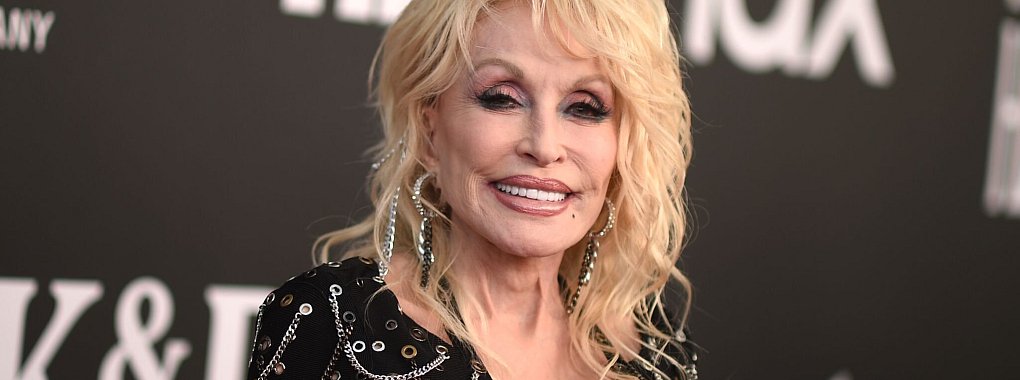 Dolly Parton verkleidet sich gerne jedes Jahr zu Weihnachten (Foto Archiv). - © Richard Shotwell/Invision via AP/dpa