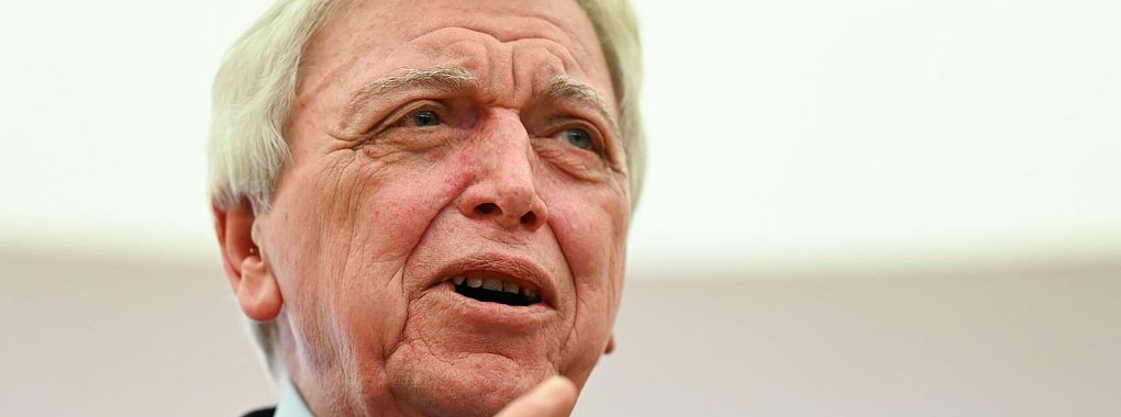 DOSB-Vorstand Volker Bouffier schließt Gespräche mit extremen Parteien aus. - © Arne Dedert/dpa