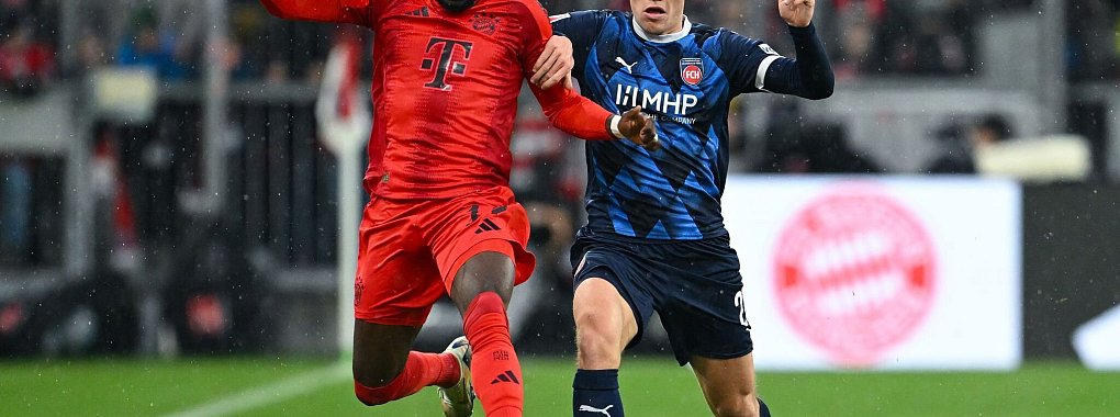 Spielte trotz Verletzung durch: Bayern-Profi Alphonso Davies (links). - © Sven Hoppe/dpa