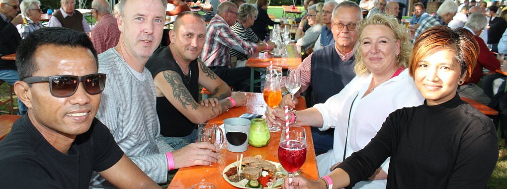 Die Dörentruper-Runde mit Samroeng Meemen, Volker König, Kai Dubbert, Gerd Begemeier, Jacqueline König und Nong Mai Meemen (von links) genießt das Beisammensein im Abteigarten. - © Sandra Castrup (LZ)