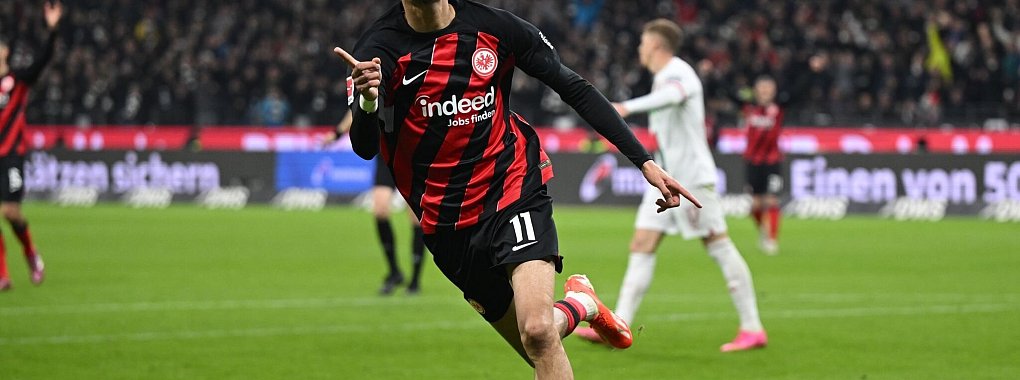 Hugo Ekitik&eacute; und die Eintracht holten im Kampf um den sechsten Platz einen wichtigen Sieg. - &copy; Arne Dedert/dpa