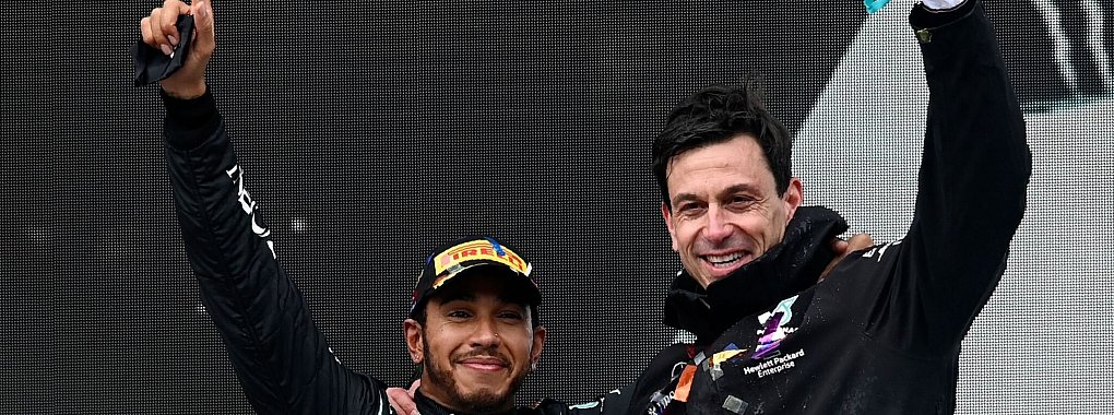 Lewis Hamilton und Teamchef Toto Wolff feierten Erfolge in Serie. - © Ozan Kose/POOL AFP/AP/dpa