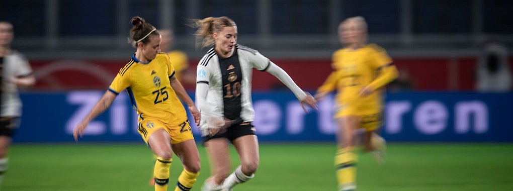 K&uuml;nftig im Bayern-Trikot: Die Schwedin Julia Zigiotti Olme (l). - &copy; Fabian Strauch/dpa