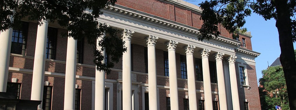 Wegen der &laquo;ethisch fragw&uuml;rdigen Entstehungsgeschichte&raquo; hat die Harvard-Universit&auml;t in Cambridge den Einband eines Buches entfernt. - &copy; --/XinHua/dpa