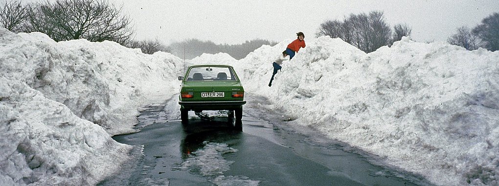 Fahrspur durch Eisberge: Autos wirkten klein im Vergleich zu den Schneemassen von vor 40 Jahren. - © Jürgen Hohendorf