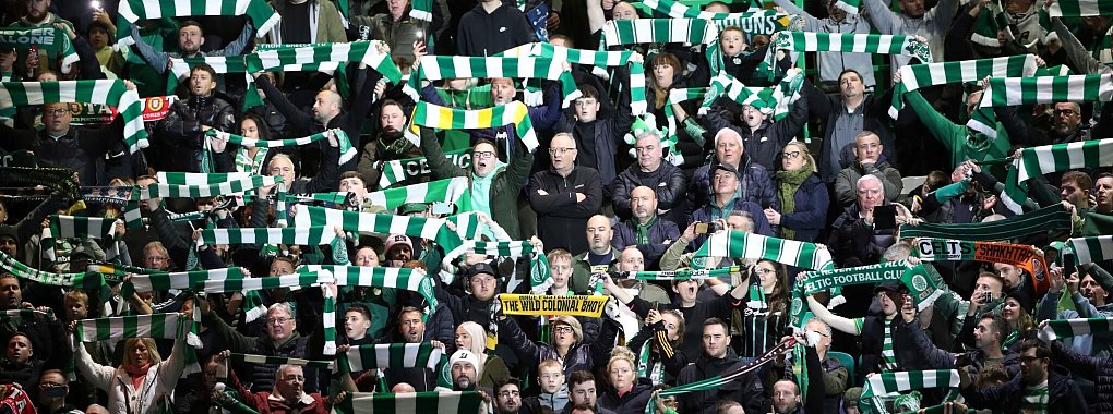 Können heute nicht ins Stadion: Die Fans von Celtic Glasgow. - © Scott Heppell/AP/dpa