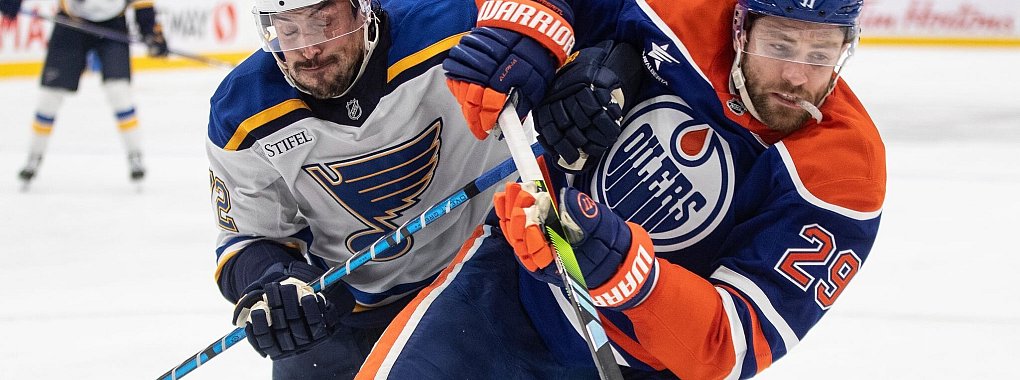 Liga-Toptorjäger Leon Draisaitl (r) legte beim 4:2 seiner Edmonton Oilers gegen die St. Louis Blues zwei Tore auf. - © Jason Franson/The Canadian Press via AP/dpa