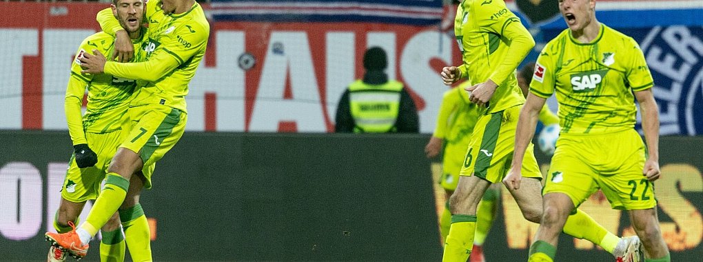 Hoffenheims Andrej Kramaric (links) wird nach seinem Tor zum 2:0 gefeiert. - © Axel Heimken/dpa