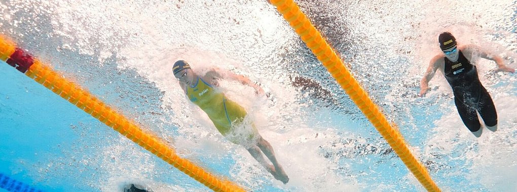 Angelina K&ouml;hler (2.v.l.) &uuml;ber 50 Meter Schmetterling in Aktion. - &copy; Lee Jin-man/AP