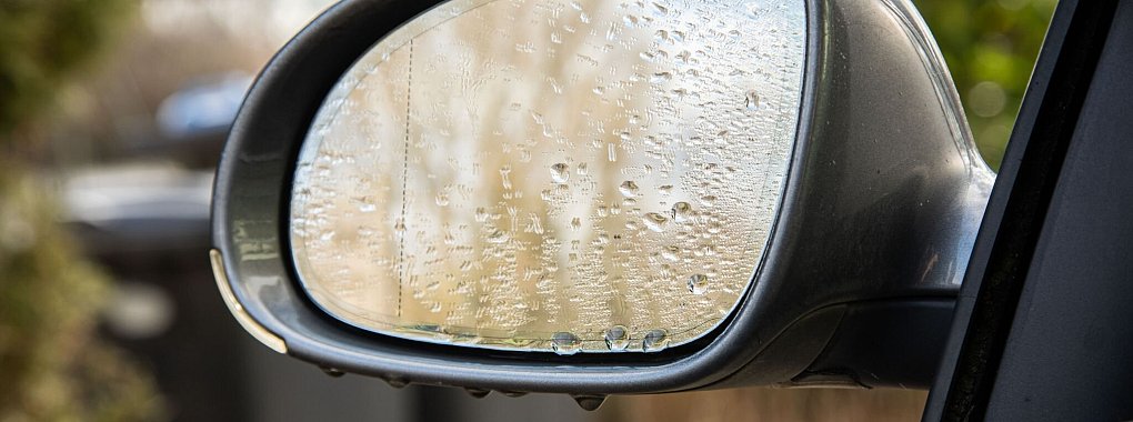 Wassertropfen auf dem Autospiegel hemmen die Sicht - kann Zahnpasta das verhindern? - © Christin Klose/dpa-tmn
