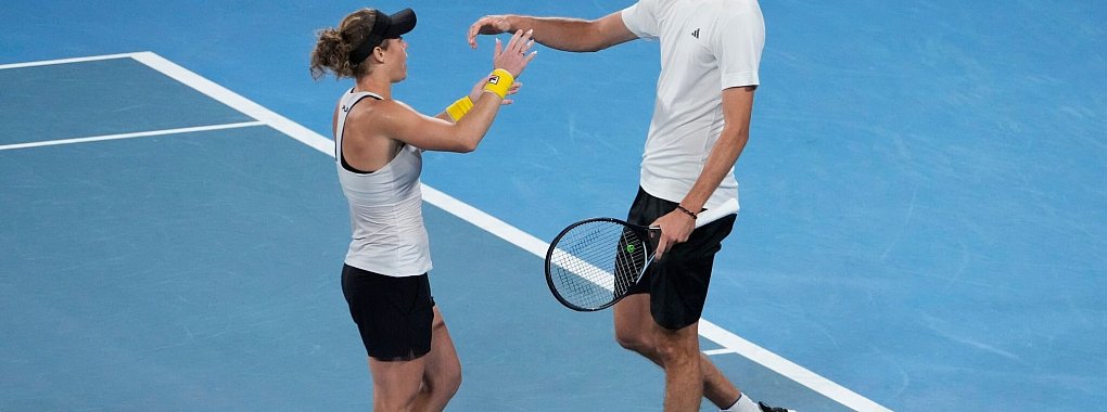 Alexander Zverev und Laura Siegmund jubeln nach dem Sieg. - &copy; Mark Baker/AP/dpa