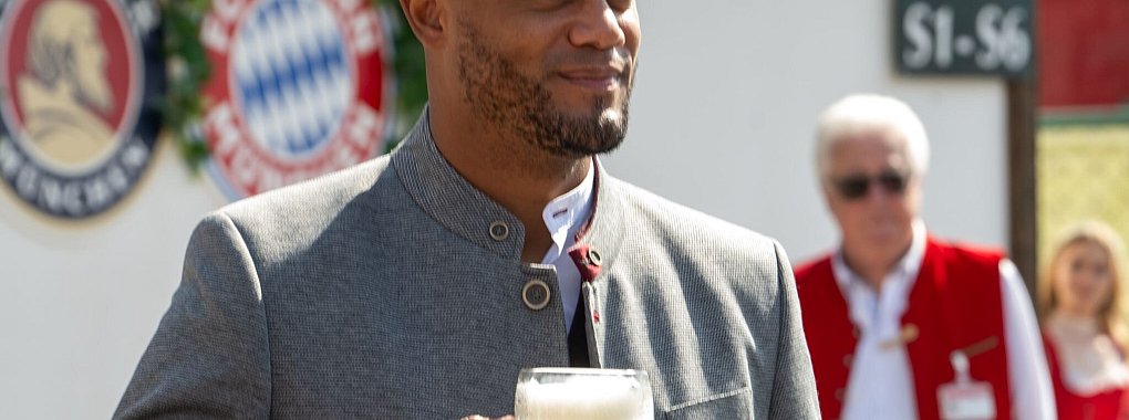 Prosit: Vincent Kompany bei seiner Oktoberfest-Premiere als Bayern-Coach. - © Stefan Puchner/dpa