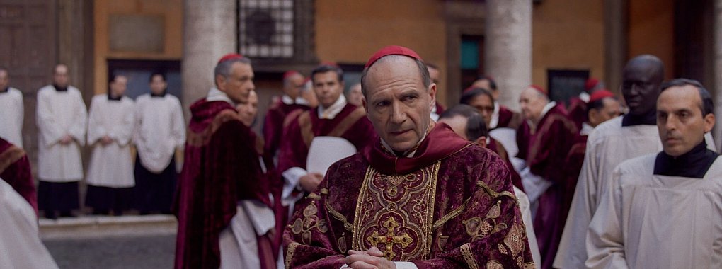 Ralph Fiennes als Kardinal Lawrence in einer Szene des Films «Konklave». - © -/Leonine Studios/ Focus Features/dpa