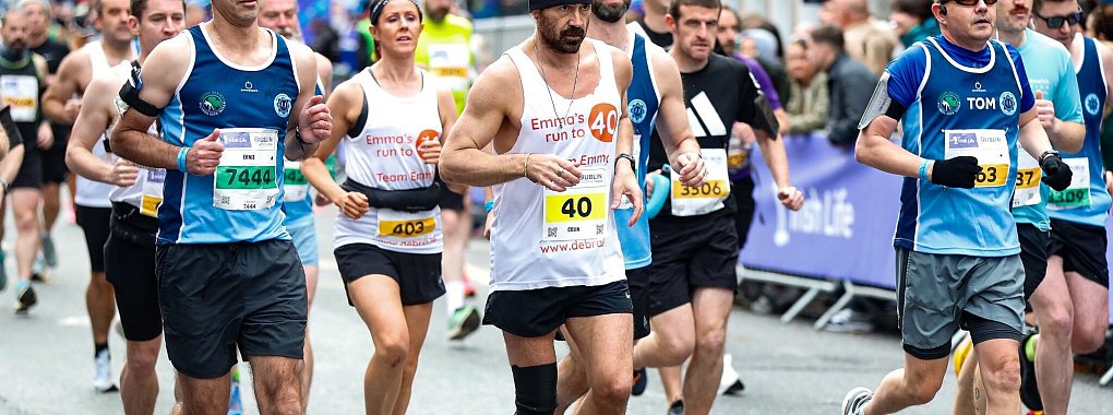Der Schauspieler Colin Farrel (weißes Shirt mit Nummer 40) läuft in Dublin einen Marathon. - © Damien Storan/PA Wire/dpa