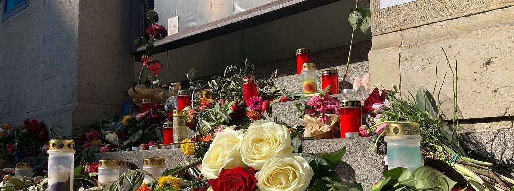 Am Theater des Westens können Fans Blumen in Erinnerung an Anna R. niederlegen. - © Sabrina Szameitat/dpa