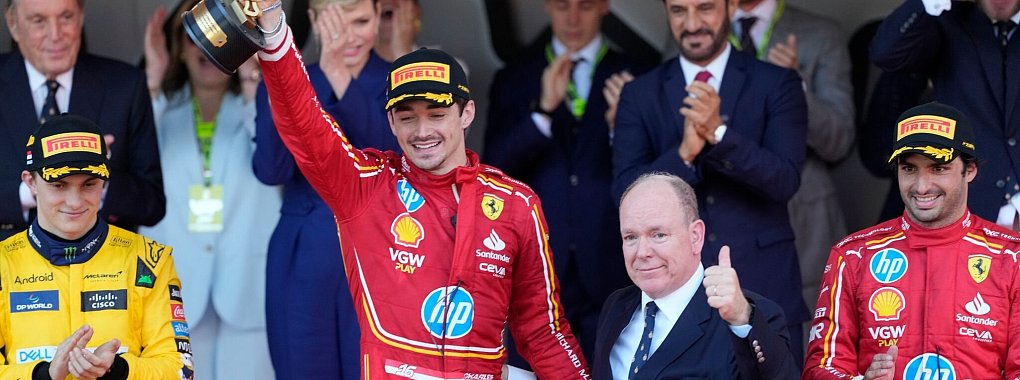 Der Ferrari-Pilot Charles Leclerc feiert nach seinem Heimsieg mit Fürst Albert II. von Monaco auf dem Podium. - © Luca Bruno/AP/dpa