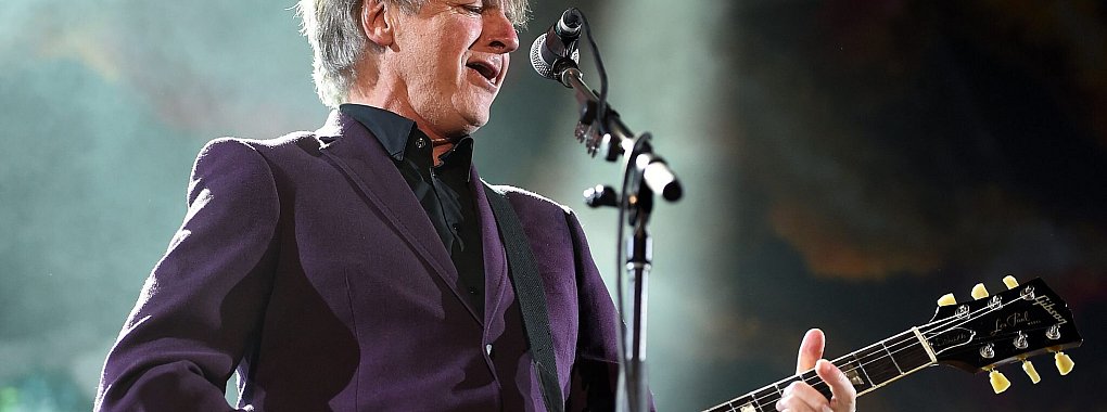 Der Frontman von Crowded House, Neil Finn, bei einem Auftritt in Sydney (Archivbild). - © Dan Himbrechts/AAP/EPA/dpa