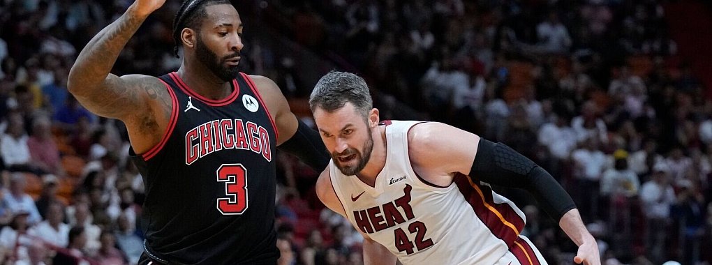 Miami-Profi Kevin Love (r) zieht gegen Andre Drummond zum Korb. - &copy; Wilfredo Lee/AP/dpa