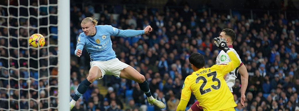 Köpft zum 2:0 ins Tor: Erling Haaland. - © Ian Hodgson/AP/dpa