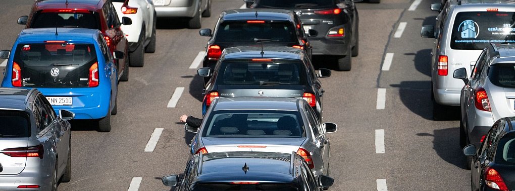 Stau entdeckt: Alternativrouten lohnen sich nur, wenn sie wirklich Zeit sparen. - © Marijan Murat/dpa