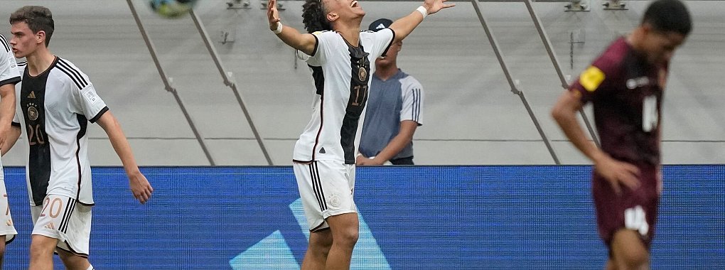 Der deutsche U17-Weltmeister Eric da Silva Moreira hat seinen Ex-Club FC St. Pauli für die Kollaboration mit der US-amerikanischen Punkband Bad-Religion kritisiert. - © Achmad Ibrahim/AP/dpa