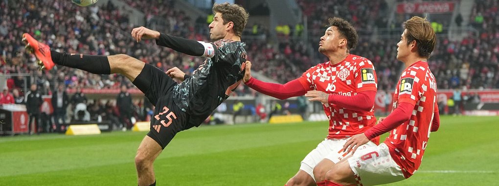 Der FC Bayern München um Thomas Müller (l) enttäuschte beim FSV Mainz 05 auf ganzer Linie. - © Thomas Frey/dpa