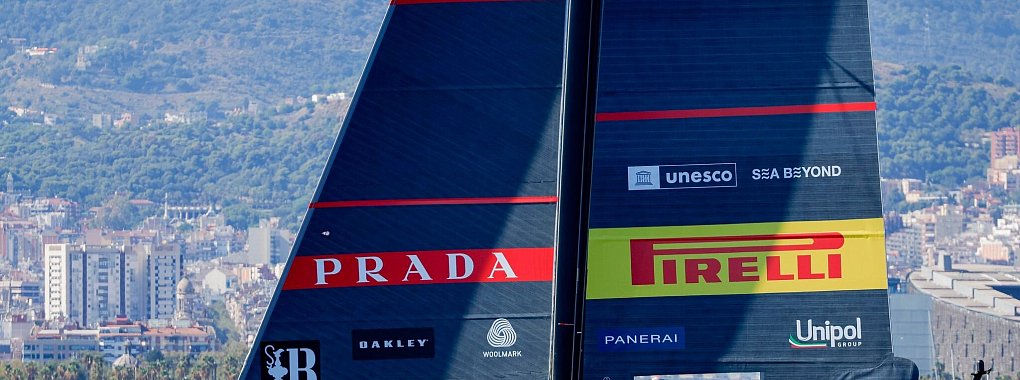 Segelt um die Teilnahme am 37. America\\\'s Cup: das AC75-Boot des italienischen Luna Rosa Prada Pirelli Teams. - © Joan Monfort/AP