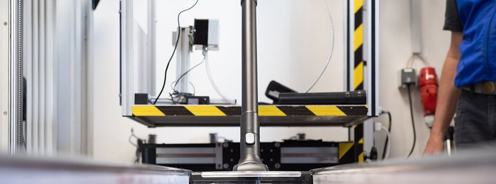 Alles in geregelten Bahnen: Der Pr&uuml;fstand f&uuml;r Staubsauger in einem Untersuchungslabor, das f&uuml;r die Stiftung Warentest arbeitet. - &copy; Franziska Gabbert/dpa-tmn/dpa