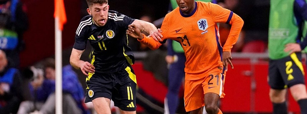 Die Niederl&auml;nder um Jeremie Frimpong (r) hatten mit den Schotten mehr Probleme, als das Ergebnis vermuten l&auml;sst. - &copy; Joris Verwijst/PA Wire/dpa