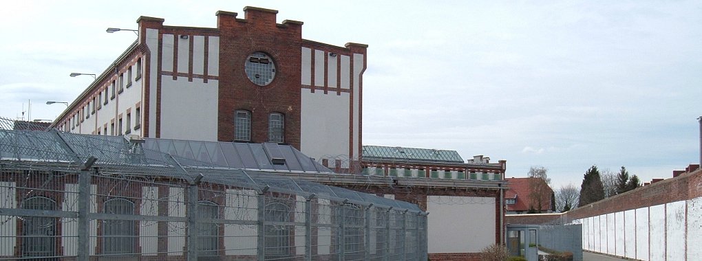 Das Gelände der JVA Werl zieht sich über 14 Hektar. Eine 1.250 Meter lange Mauer umgibt es. 894 Haftplätze für Strafgefangene sind vorhanden, 140 davon sind für Sicherungsverwahrte vorgesehen. - © JVA Werl