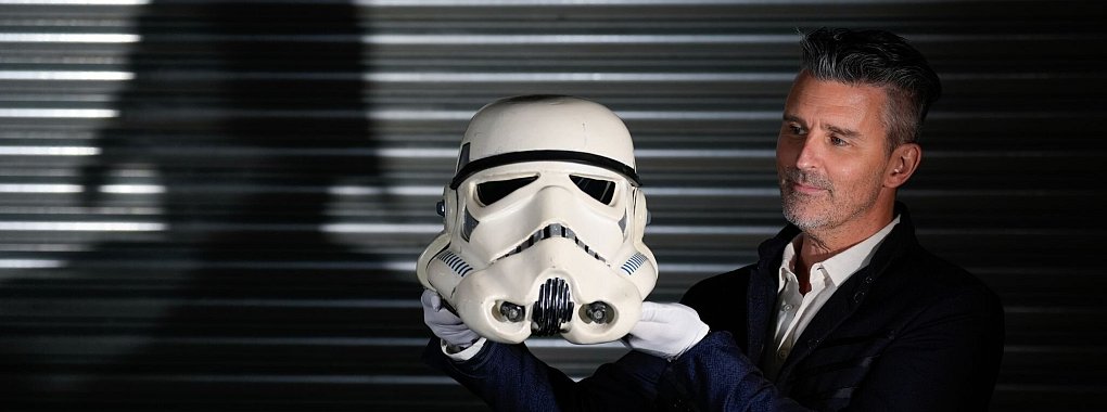 Der Stormtrooper-Helm ist eine von etwa 1.800 Filmrequisiten bei der Auktion. - © Andrew Matthews/PA Wire/dpa