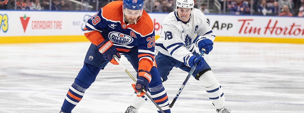 Leon Draisaitl (links) erzielte gegen die Toronto Maple Leafs den vermeintlichen Ausgleich zum 4:4. - © Jason Franson/The Canadian Press via AP/dpa