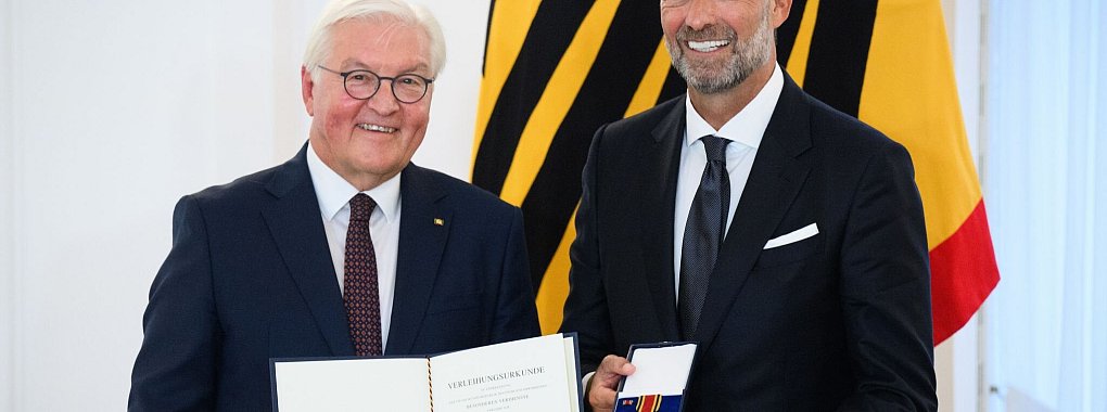 Der Kult-Trainer wurde neben 27 weiteren Persönlichkeiten für sein soziales Engagement geehrt. - © Bernd von Jutrczenka/dpa