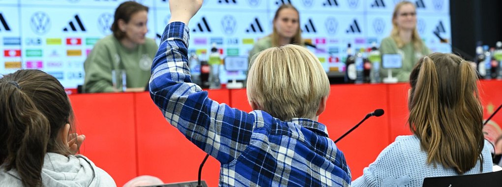 Darf ich was fragen? Schüler löchern die Fußballerinnen Klara Bühl und Ann-Katrin Berger. - © Arne Dedert/dpa