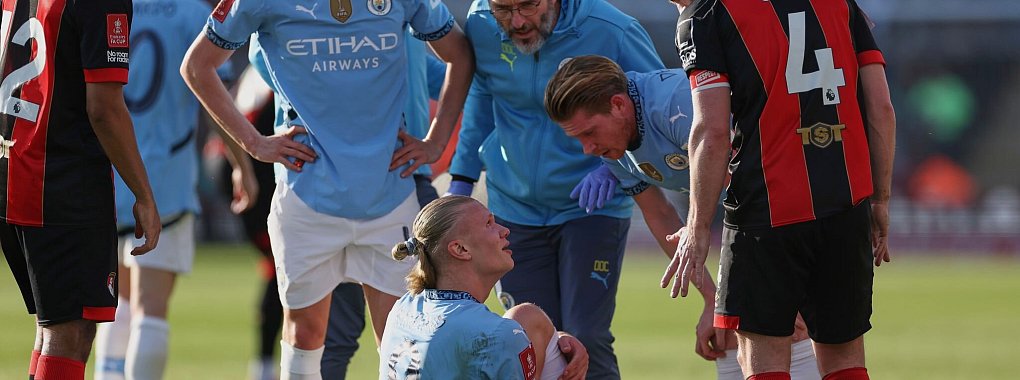 Für Torschütze Haaland war das Spiel früher als geplant beendet. - © Ian Walton/AP/dpa