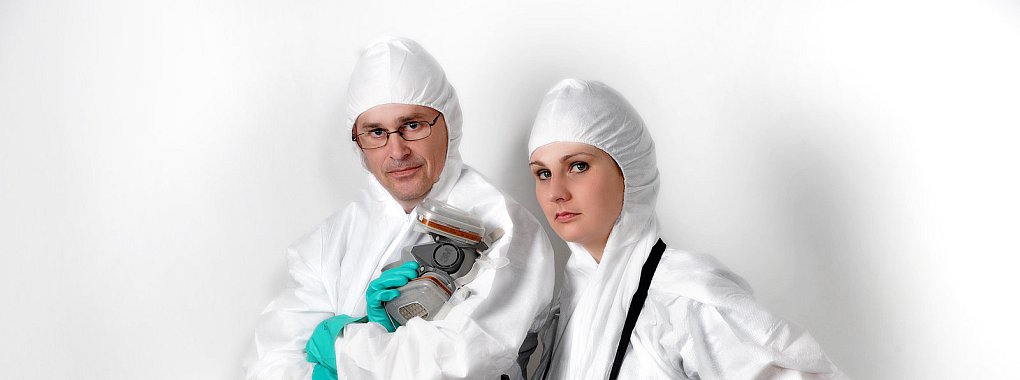 In ihrer Schutzkleidung: Tatjana Bartsch zusammen mit ihrem Kollegen Robert Joseph. Bei ihrer Arbeit ist eine gute Ausrüstung wichtig. - © Robert Joseph